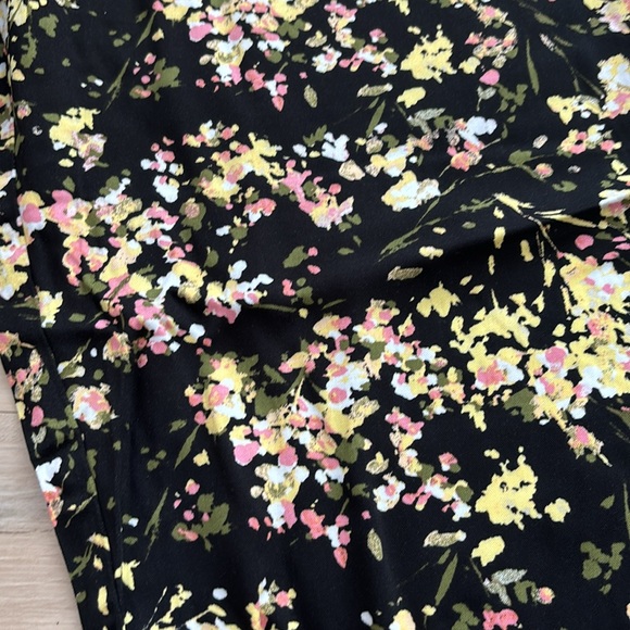 NWT Jessica Simpson Floral Pants with Pockets. Bouquet Splash. Tapered Leg. Flow - Picture 3 of 11
